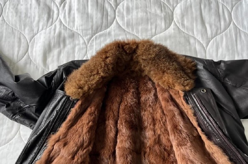 KUPIO KOŽNU JAKNU ZA 400 DINARA, A ONDA ŠOK! Kad je došao kući, pronašao pravo bogatstvo u džepu (FOTO)