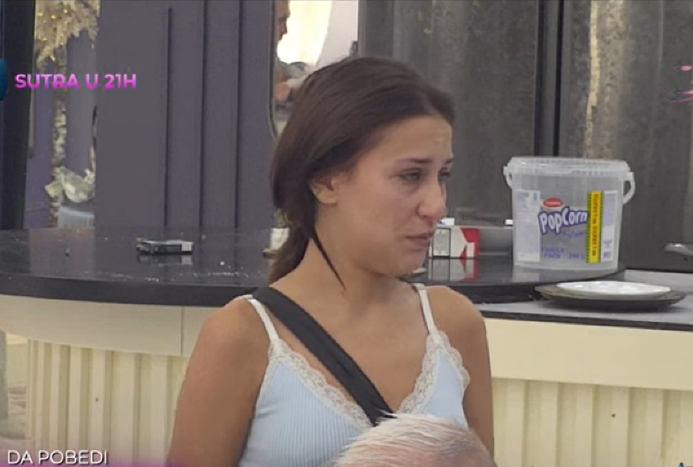 PORODIČNI OBRAČUN! Stefani Grujić urnisala majka, grca u suzama, rešila da ide protiv nje! (FOTO)