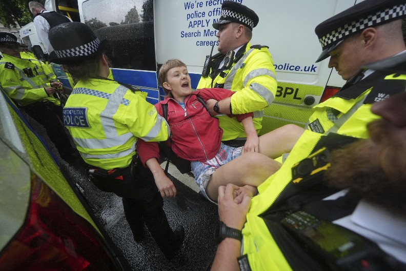 PROTESTI ŠIROM VELIKE BRITANIJE Policija ne preza od demonstranata, uhapšeno 55 osoba