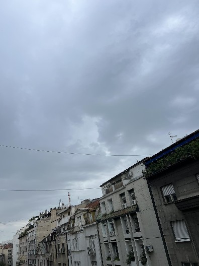 BEOGRAD SE BUDI UZ PLJUSKOVE, CRNI OBLACI SE NADVILI NAD PRESTONICOM Evo gde će danas biti nevreme