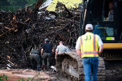 REKA GUTALA LJUDE, SPASIOCI NEUMORNO TRAGAJU ZA TELIMA! Teksas broji mrtve, voda odnela 135 života! (FOTO)