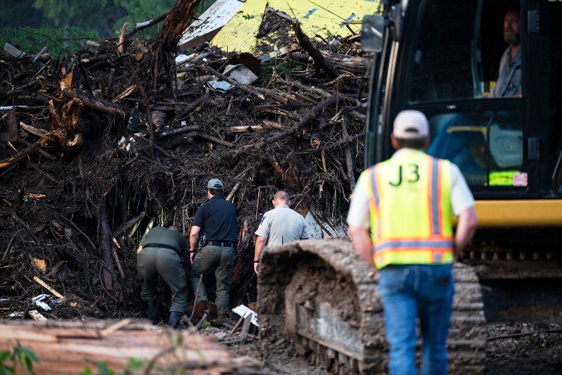 REKA GUTALA LJUDE, SPASIOCI NEUMORNO TRAGAJU ZA TELIMA! Teksas broji mrtve, voda odnela 135 života! (FOTO)