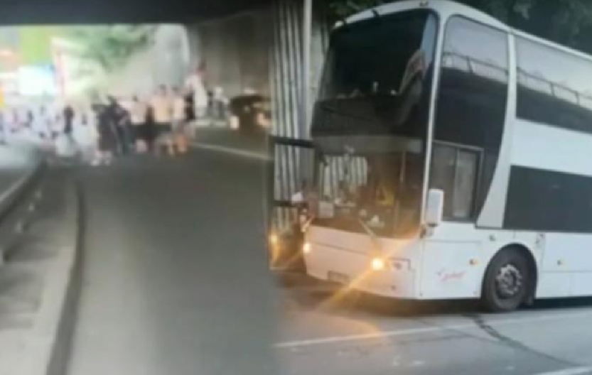 "NISU IMALI NI TOALET, VODU SU IM DONOSILI IZ DRUGIH KOLA" Vučić o blokiranom autobusu punom dece kod Užica
