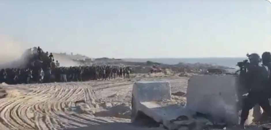 "NE OTVARAJTE VATRU" IDF objavio snimak Palestinaca koji slobodno uzimaju pakete s hranom (VIDEO)
