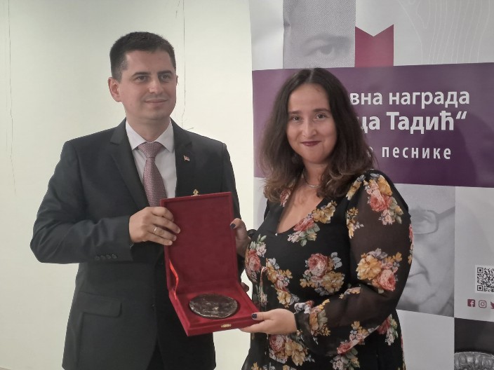 DODELJENA KNJIŽEVNA NAGRADA  "NOVICA TADIĆ" ZA 2025. GODINU Dobitnica je pesnikinja  Irena Plaović