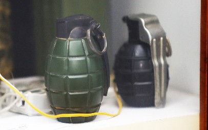 PRETIO SINU PA UHAPŠEN Policija kod njega pronašla jednu ručnu bombu...