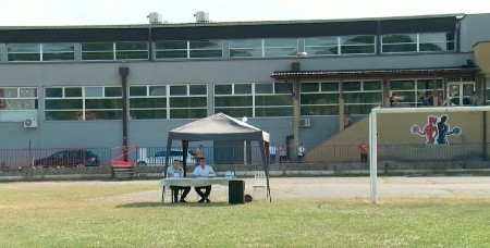 ZAŠTO U TESLIĆU DRŽE SEDNICU NA STADIONU: Jedan sto u korneru, drugi na penalu, a razlog je bizaran