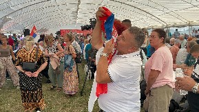 SRPSKA ZASTAVA SE VIJORI, NAROD SLAVI AUTO-PUT DO POŽEGE: Ovako izgleda prava ljubav prema svojoj zemlji! (VIDEO)