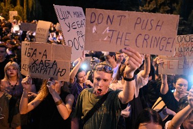 ZELENSKOM IZAŠLE HILJADE LJUDI NA ULICE Masovne demonstracije zbog novog zakona, svemu prethodila HAPŠENJA (VIDEO)