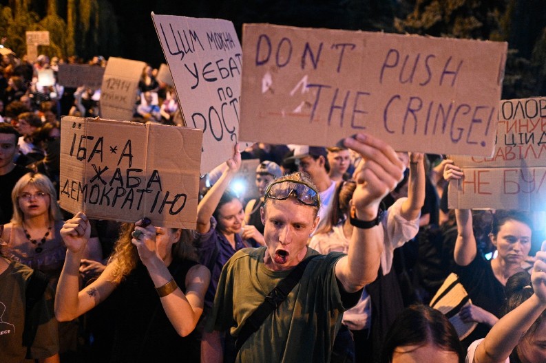 ZELENSKOM IZAŠLE HILJADE LJUDI NA ULICE Masovne demonstracije zbog novog zakona, svemu prethodila HAPŠENJA (VIDEO)