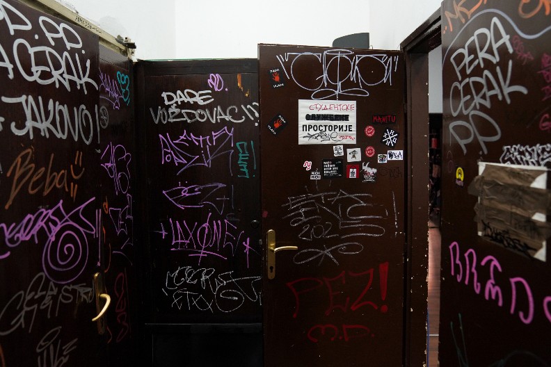 "BITNO DA SU SE ONI ZABAVILI" Komentar sa društvenih mreža ogolio zgubidane! (FOTO)