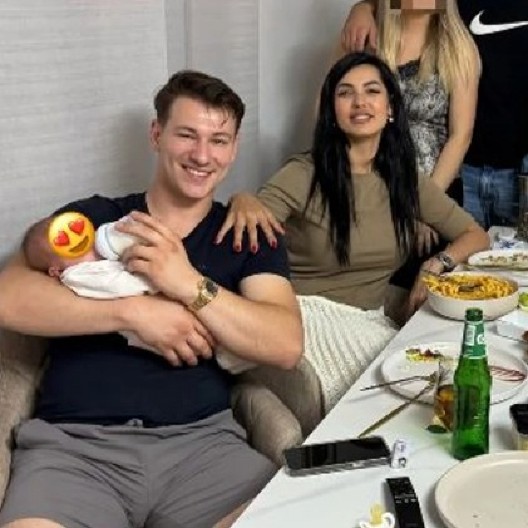 TANJA SAVIĆ IZNENADA OBJAVILA LEPE VESTI Njen 11 godina mlađi dečko drži bebu u naručju, ona puca od emocija: "Jedva smo čekali našu Taru"