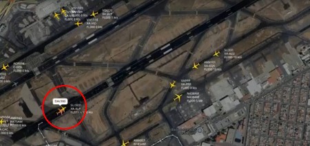 AVION SLETEO PREKO DRUGOG KOJI JE BIO U POLETANJU! Umalo katastrofa na aerodromu u Meksiku (VIDEO)