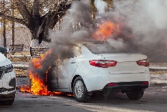ZAPALIO SE AUTOMOBIL! Crni dim se diže u nebesa