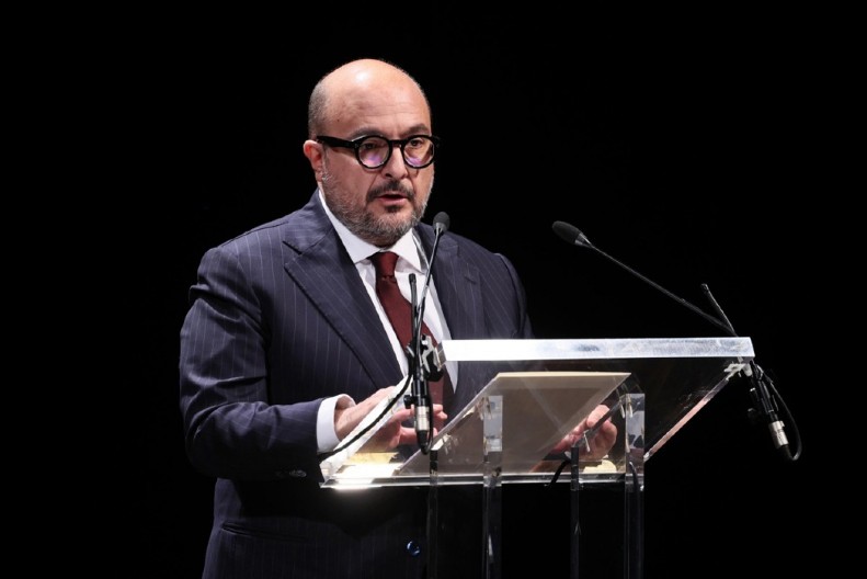 LJUBAVNICA MU JE NIJE DAVALA DA ZATVARA VRATA OD TOALETA, IMAO JE MODRICE Skandal italijanskog ministra koji je potresao celu zemlju