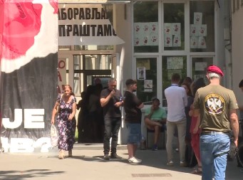 JEZIVI PRIZORI ISPRED VISOKE ZDRAVSTVENE ŠKOLE Uprava im učinila uslugu izbacujući ih napolje, jer bi se u suprotnom svi ZARAZILI! (FOTO)