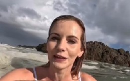 INFLUENSERKA SE SNIMALA U OKEANU, PA DOŽIVELA HOROR Nije ni slutila šta pliva oko nje, zaledila se od užasa! (VIDEO)