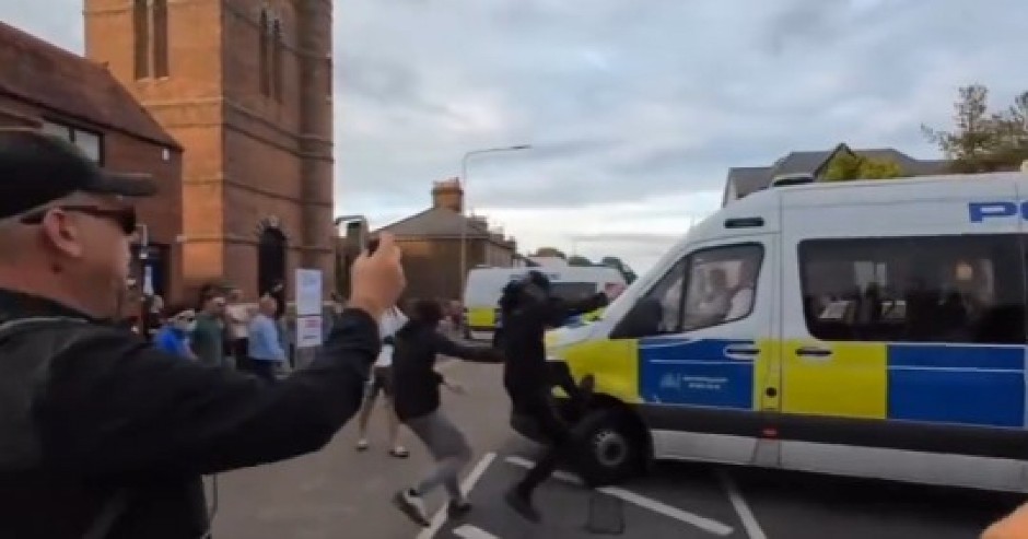 BRUTALNI SUKOBI U EVROPSKOM GRADU, ULICE PRETVORENE U RATNU ZONU Policija na nogama, imaju hitan zadatak (FOTO/VIDEO)