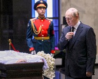 SUZA SUZU STIŽE, PUTIN SKRHAN OD BOLA Emotivni oproštaj od preminule koleginice (FOTO/VIDEO)