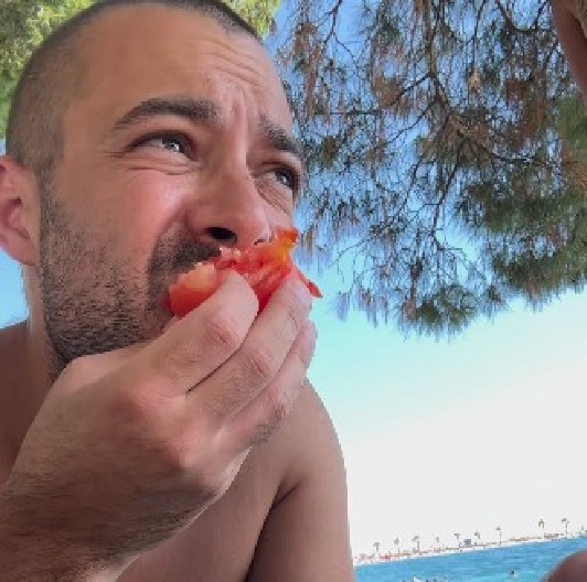 HRVATIMA SMETA I PAŠTETA! IZVREĐALI SRPSKOG GLUMCA NA PLAŽI "Vidi seljačine", a on im se još ulizuje!