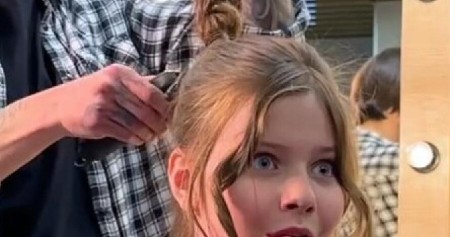 DA LI JE OVO DEČAK ILI DEVOJČICA? Snimak iz frizerskog salona izazvao haos na mrežama – ljudi ne mogu da poveruju! (VIDEO)