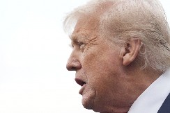 ŠKOTI NA NOGAMA, STIGAO JE TRAMP! Postavljene snajperske pozicije, ograničen je vazdušni prostor (FOTO)