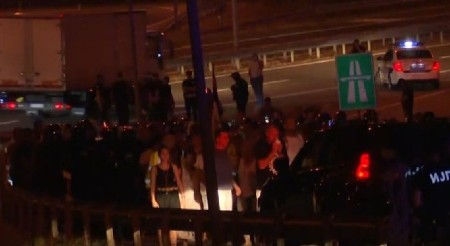 EVO KO JE SINOĆ BLOKIRAO AUTO-PUT! Među malobrojnim zgubidanima i ekipa koja je oskrnavila SKC! (FOTO)