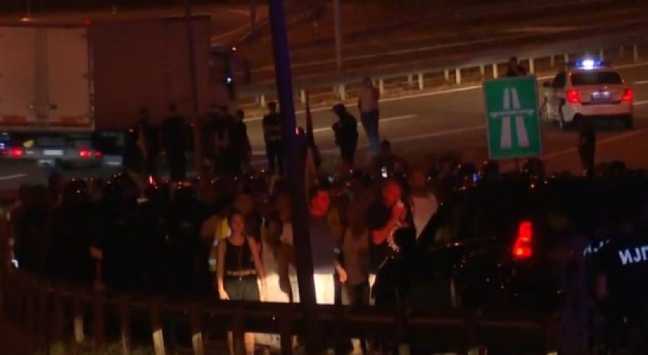 EVO KO JE SINOĆ BLOKIRAO AUTO-PUT! Među malobrojnim zgubidanima i ekipa koja je oskrnavila SKC! (FOTO)