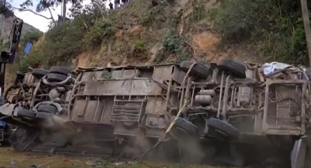 NAJMANJE 15 MRTVIH U STRAVIČNOJ NESREĆI Autobus se survao u provaliju, JEZIVE scene sa lica mesta (VIDEO)