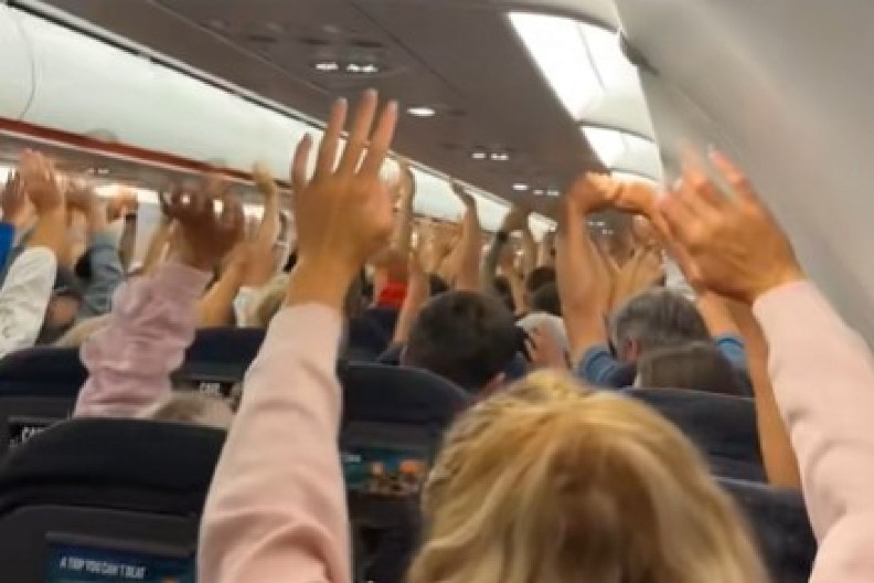 LET KOJI SE PRETVORIO U ŠOU Stjuart naterao putnike da ustanu i vežbaju u avionu – kad čujete zašto, ostaćete bez teksta! (VIDEO)