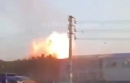 ZASTRAŠUJUĆI SNIMAK IZ SRCA RUSIJE Pogledajte direktan pogodak drona i eksploziju u Stavropolju (VIDEO)