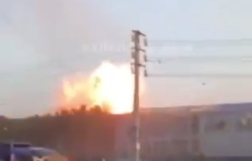 ZASTRAŠUJUĆI SNIMAK IZ SRCA RUSIJE Pogledajte direktan pogodak drona i eksploziju u Stavropolju (VIDEO)