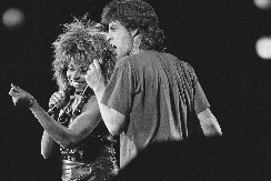 PROSLAVIO 82. ROĐENDAN Legendarni roker je u punoj energiji, partijao do sitnih sati, i to u društvu 44 godine mlađe