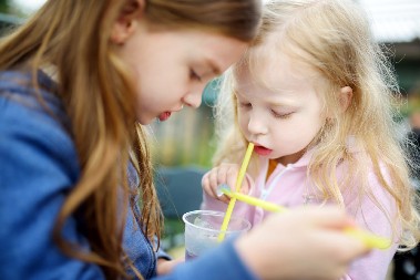 OTROV ZA DECU Sastojak u omiljenom letnjem napitku mališana može biti rizičan, evo šta kažu eksperti
