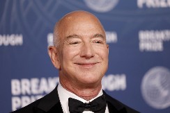 TREĆI NAJBOGATIJI ČOVEK SVETA UNOVČIO AKCIJE Bezos zaradio 5,7 milijardi u mesec dana