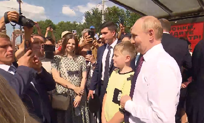 "ČUVAJTE SE I BORITE SE PROTIV FAŠIZMA" Putin izašao u narod, pa dobio jasnu poruku