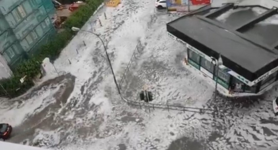 EVROPSKU ZEMLJU PROGUTALO NEVREME Strahovita oluja nosila sve pred sobom, poginuo dečak, PAO I SNEG (VIDEO)