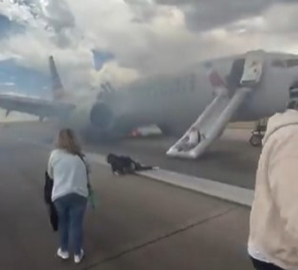 HOROR NA AERODROMU, ZAPALIO SE AVION PRI POLETANJU Putnici iskakali i padali po pisti u Denveru (VIDEO)
