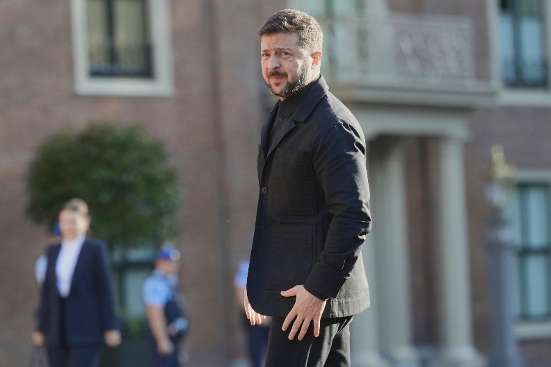 OTKRIVENO KO JE ZELENSKOM ZAPRETIO DA OBUČE ODELO Šokiraćete se