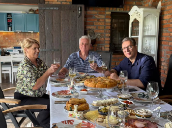"TOMA, DRAGICA I JA U BAJČETINI" Predsednik objavio sliku sa ručka, pa otkrio šta je sve čuo od Nikolića (FOTO)