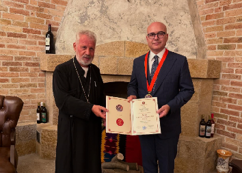 LIDER SNS VUČEVIĆ OBIŠAO SRPSKU SVETINJU I NOVOIZGRAĐENI KONAK Dobio Orden svetog apostola i jevanđeliste Luke prvog reda