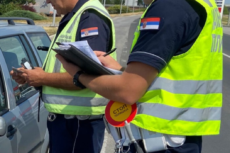 DIVLJANJE NA PUTU KA VALJEVU! BMW "LETEO" 209 km/h gde je dozvoljeno 80, policija ga jedva zaustavila!