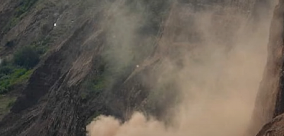 PANIKA I VIKA NA PLAŽI! Kamenje se odronilo pred kupačima – dvoje ljudi odsečeno, spasioci hitno reagovali (VIDEO)