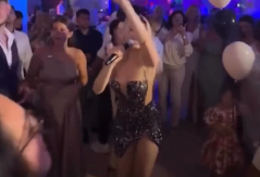 RADA MANOJLOVIĆ U HALJINI KOJA OTKRIVA SVE! Gosti u šoku, izrezi na sve strane, prekratka, providna, vrtoglave štikle! (FOTO)