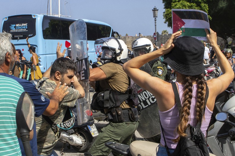 TOTALNI HAOS NA RODOSU! Protesti eksplodirali zbog turista, uhapšeno 15 osoba