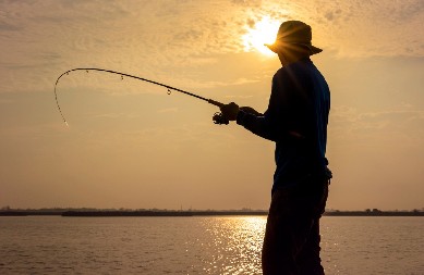 ČETIRI SATA SE PECAROŠ BORIO DA IZVUČE NEMAN Pukao mu je štap, a kada ga je konačno upecao, zanemeo je (VIDEO)