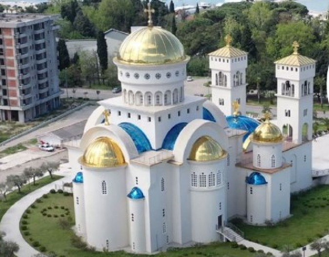 PRAVOSLAVNI HRAM, KOMUNISTI NA ZIDU TikTok gori, narod besan