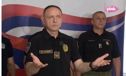 DIREKTOR POLICIJE OTKRIO DETALJE HAOSA U NOVOM PAZARU Nekoliko policajaca je povređeno, neki od njih teže! Svako ko pokuša napad na policajca biće sankcionisan