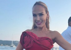 OSTAVLJA BEZ DAHA! Marijana Mateus u kratkom teksas šortsu pokazala izvajane noge i prirodnu lepotu (FOTO)