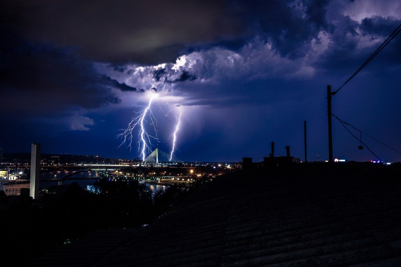 AKO DANAS ZAGRMI, CRNO NAM SE PIŠE! Narodno verovanje kaže da ako na Ognjenu Mariju pada kiša i grmi, slede VELIKE nesreće